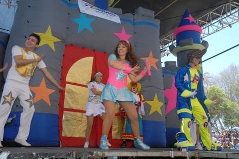 Ante los gritos de los niños y sus papás, apareció Tatiana.