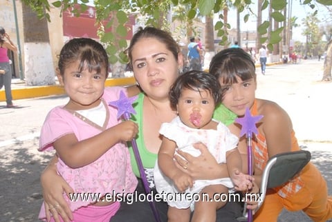 02052011  con sus hijas Maryfer, Mónica y Sofía.