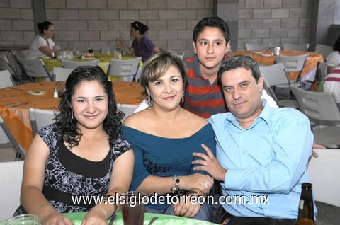 02052011  Estela, Doroteo y Eder.