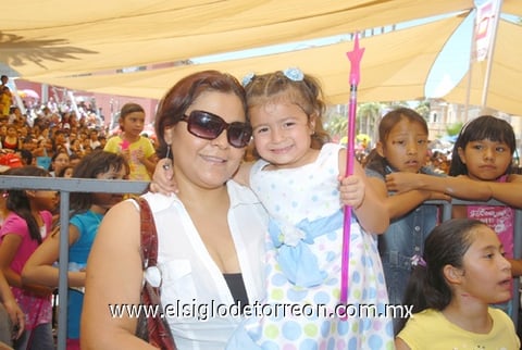02052011  Huerta y la pequeña María Alicia Meléndez.