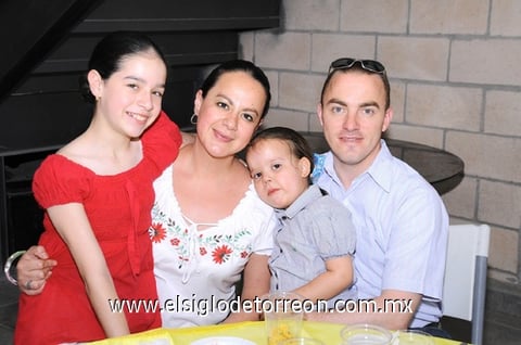 02052011  Paola, Katia y Heath Beatson.