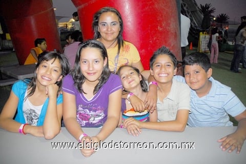 04052011  y familiares de Carlos Romero aprovecharon para felicitarlo por su cumpleaños.