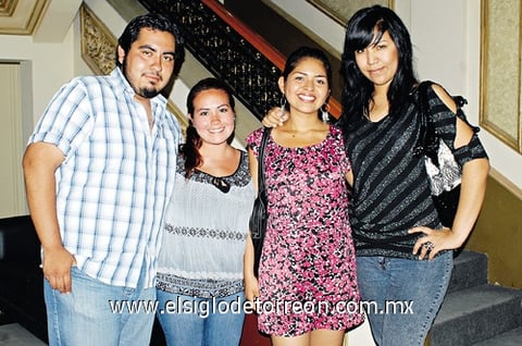 04052011  Castellanos, Fabiola Calamaco, Laura Asencio y Karla López.