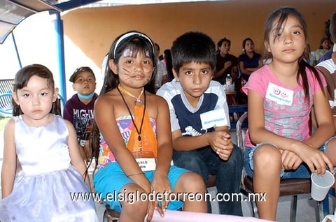 04052011  Esmeralda, Daniel y Diana.