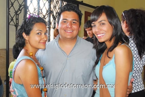 05052011  Rico Gutiérrez, Héctor García y Leslie Sánchez.