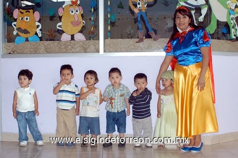 06052011  y Brenda con su pequeño alumno.