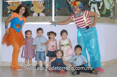 06052011  y Jéssica posaron con su grupo.