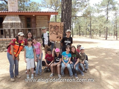 La foto del recuerdo afuera de la cabaña.