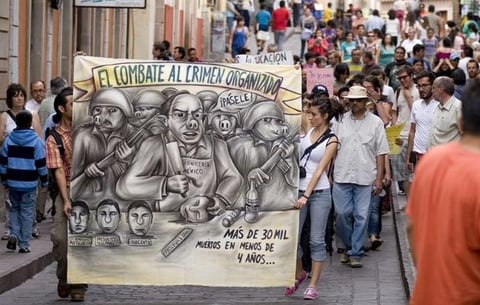 La marcha por la paz encabezada por el poeta mexicano Javier Sicilia avanzaba por las calles de Ciudad de México hacia el Zócalo.