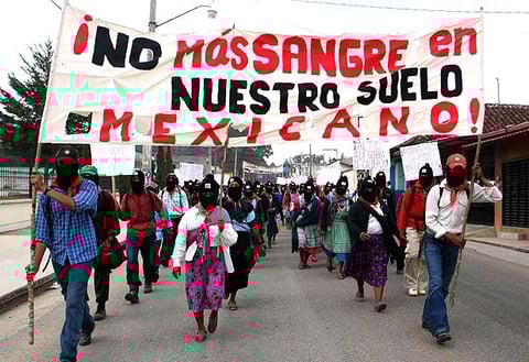 Marcada por el silencio, con los pies cansados y portando fotos de los muertos, se hizo presente la marcha por la paz que encabeza en México, el poeta Javier Sicilia.