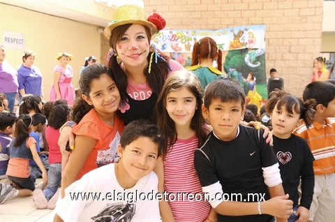 08052011  Paula, Perla, Regina, Marvin y Diego.