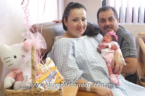 08052011  Alzalde Aguirre luce hermosa en compañía de sus padres Verónica Aguirre y Gerardo Alberto Alzalde.