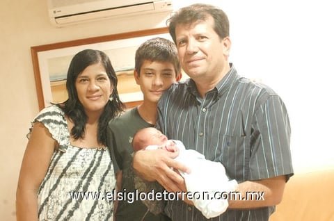 08052011  en compañía de su hermano y sus papás Rocío y Sergio.