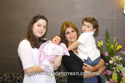 08052011  feliz con su bebita María José en sus brazos, acompañadas de la abuelita María Idalia y del orgulloso hermano Federico.