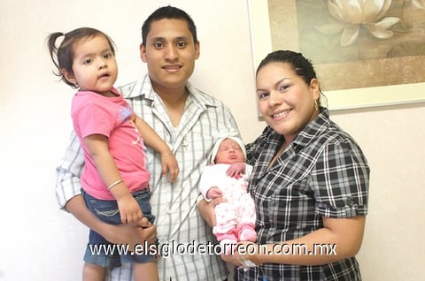 08052011  García Borja en compañía de su hermanita y sus papás Abdón Elier García y Maribel Borja.