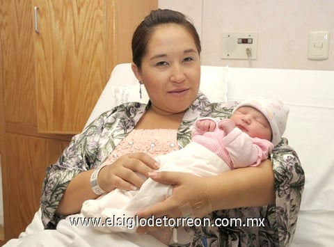 08052011  luce hermosa en brazos de su mamá Ana Lilia García.