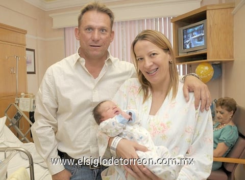 08052011  Ramírez Garza y María del Pilar Cabarga, felices con su pequeño bebé Rogelio.