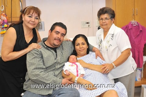 08052011 rodeada de sus papás Juan Gerardo Berlanga y Angélica Rodríguez, su abuela Juana Reyes y su tía Victoria Domínguez.