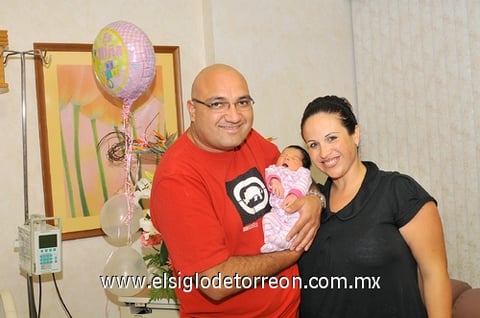 08052011 Martínez y Gabriela Saavedra son los orgullosos papás de Olga Gabriela.