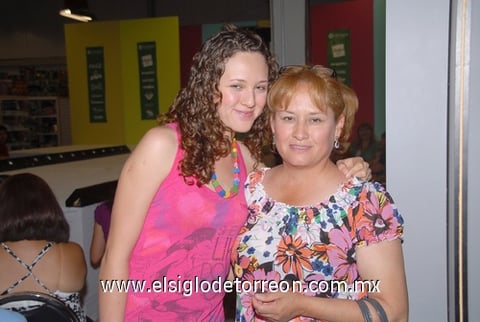 08052011  Saucedo con su mamá Alma Aparicio.
