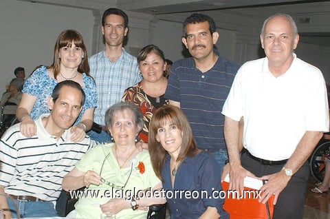 10052011  Sáenz acompañada de familiares.