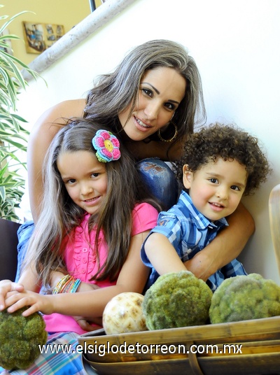 10052011 Marban con sus hijos Nicole y André Marban.
