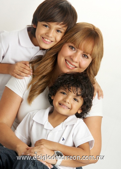 10052011 Sra. Argentina Burciaga de Hernández junto a sus hijos Alexis y Emiliano Hernández Burciaga celebrando el Día de las Madres en Playa del Carmen, Quintana Roo.