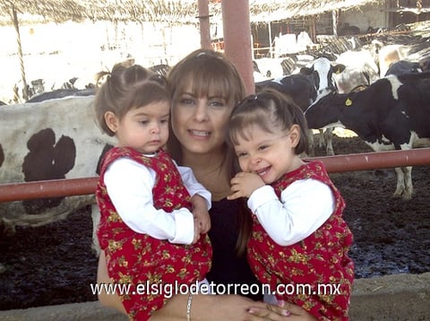 10052011 Bocanegra en compañía de sus hijas Dulce Victoria y Hannah Cristina Gutiérrez Bocanegra.