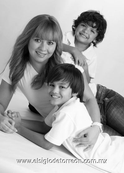 10052011 y Emiliano Hernández Burciaga festejan a su mamá Sra. Argentina Burciaga de Hernández en Playa del Carmen, Quintana Roo, con motivo del Día de las Madres.