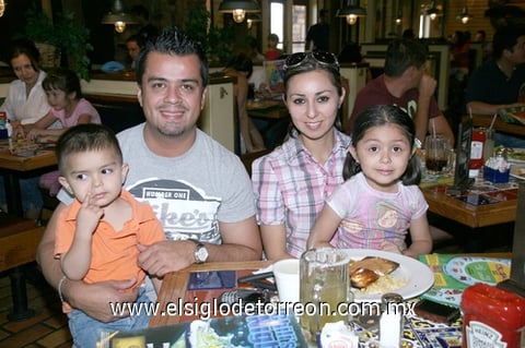 10052011 , Luis Carlos, Natalia y Alexandra Castillo.