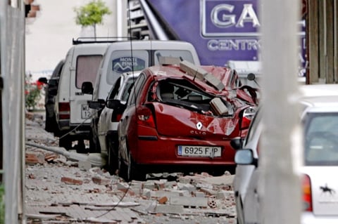 Autos estacionados quedaron bajo el escombro.