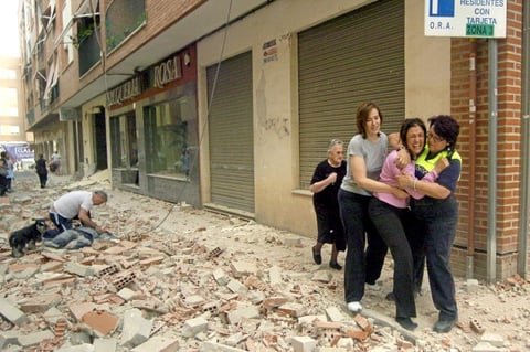 Este temblor de 5.2 grados de magnitud en la escala abierta de Richter, fue precedido de otro, de 4.4 grados, dos horas antes.