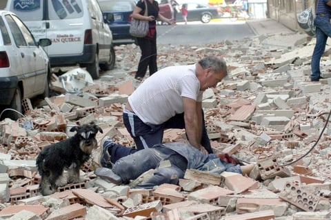 Al menos diez personas murieron a consecuencia del derrumbe de edificios causado por un terremoto que sacudió  la localidad española de Lorca.
