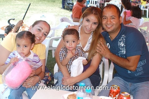 11052011 , Danna, Emiliano, Lupita y Antonio.
