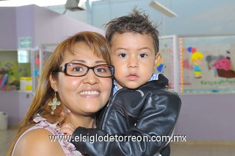 11052011  González con su pequeño Matías Meza González.