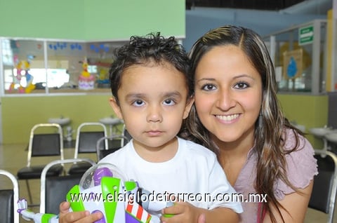 11052011  González y Adriana Salcido.