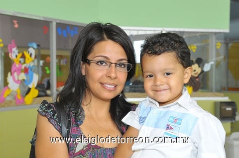 11052011  Virrey con su hijo Mario Isaac Manríquez.