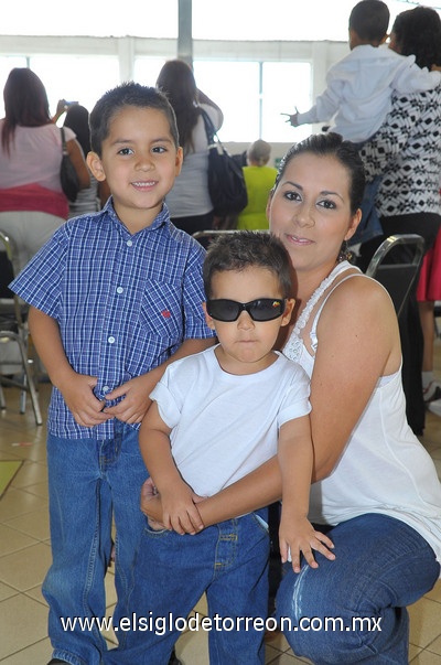 11052011  y Sebastián Ramírez Muñoz junto a su mamá Lizeth Muñoz de Ramírez.