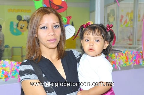 11052011 González con su hija Danna Karyme.