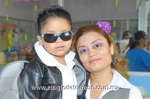 11052011 Hernández con su mamá Alejandra.