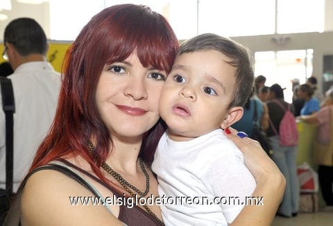 11052011 Martínez con su apuesto hijo Emiliano Gabriel Uribe Martínez.
