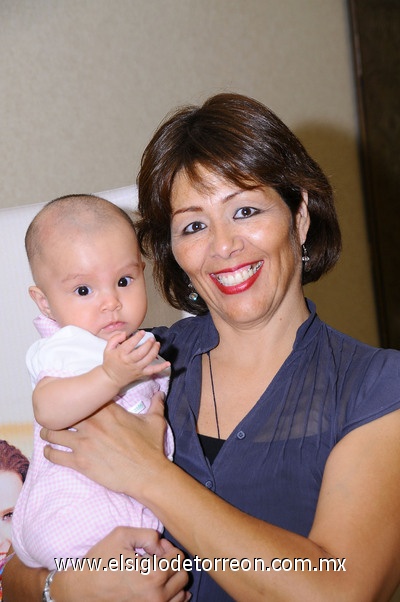 11052011 con su abuelita Gabriela Echavarri.