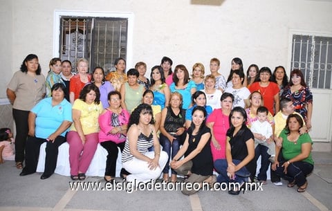 13052011  y familiares acudieron al festejo que se organizó en su honor por su próximo enlace con el Lic. Julio César López Pérez.