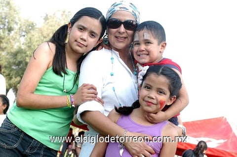 13052011  Ángela, Fátima y Elías.
