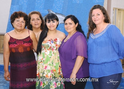13052011 a Jenny Flores se encontraban su mamá Sra. María Elva Macías de Flores, Sra. Yolanda Ledesma su futura suegra y Sra. Nora González de Flores, quienes  lucieron como anfitrionas del festejo prenupcial.
