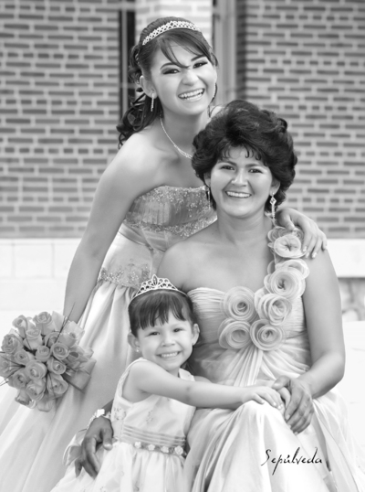 16052011 Torres Muñoz captada con su mamá Arq. Adriana Torres Muñoz y su hermanita Alondra Torres Muñoz.- Estudio Sepúlveda