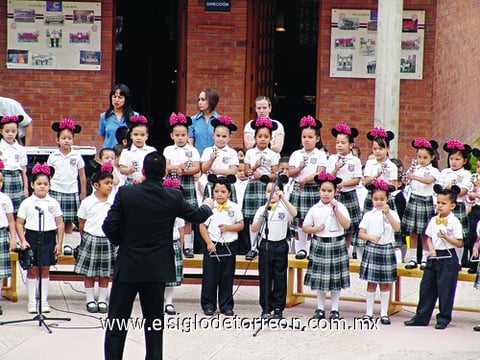 16052011 interpretaron en el festival diversas canciones de películas infantiles.