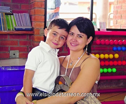 16052011  feliz con su mamá Ana Sofía.