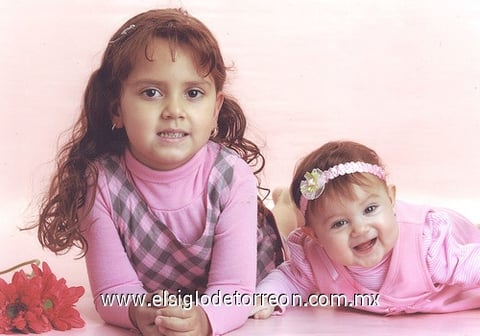 16052011  posaron las hermanitas Fátima Esmeralda y Valentina Luévano Arias.