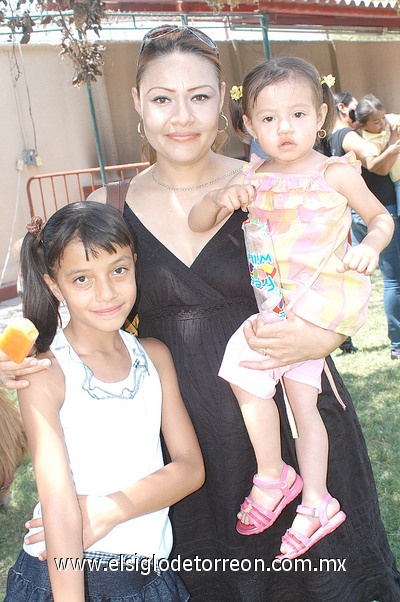 16052011  Concepción, Valeria y Jimena Castañeda.